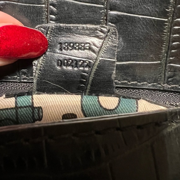 Authentic Gucci Dialux Queen handbag in black pebble leather w/gold bow hardware - Picture 2 of 13